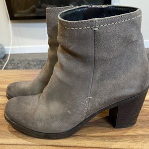 Browns size 6 grey booties